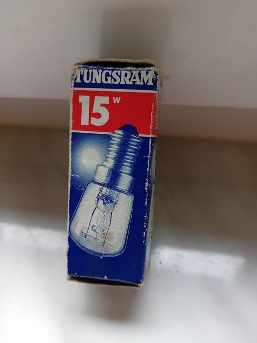 Żarówka nowa 15 W. Mała.