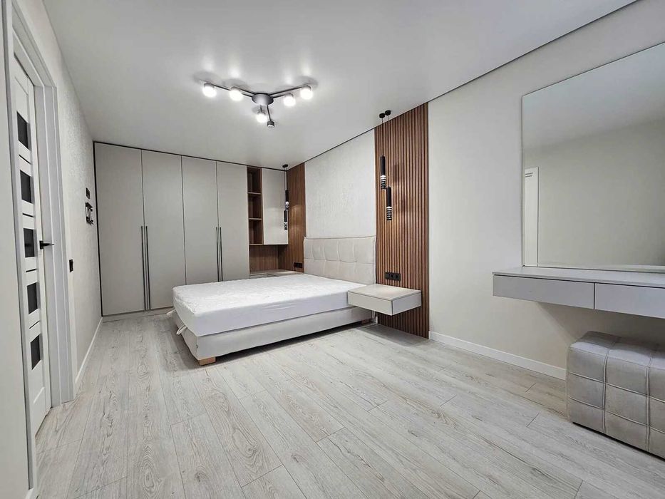 Двокімнатна з кухнею-студією біля стометрівки