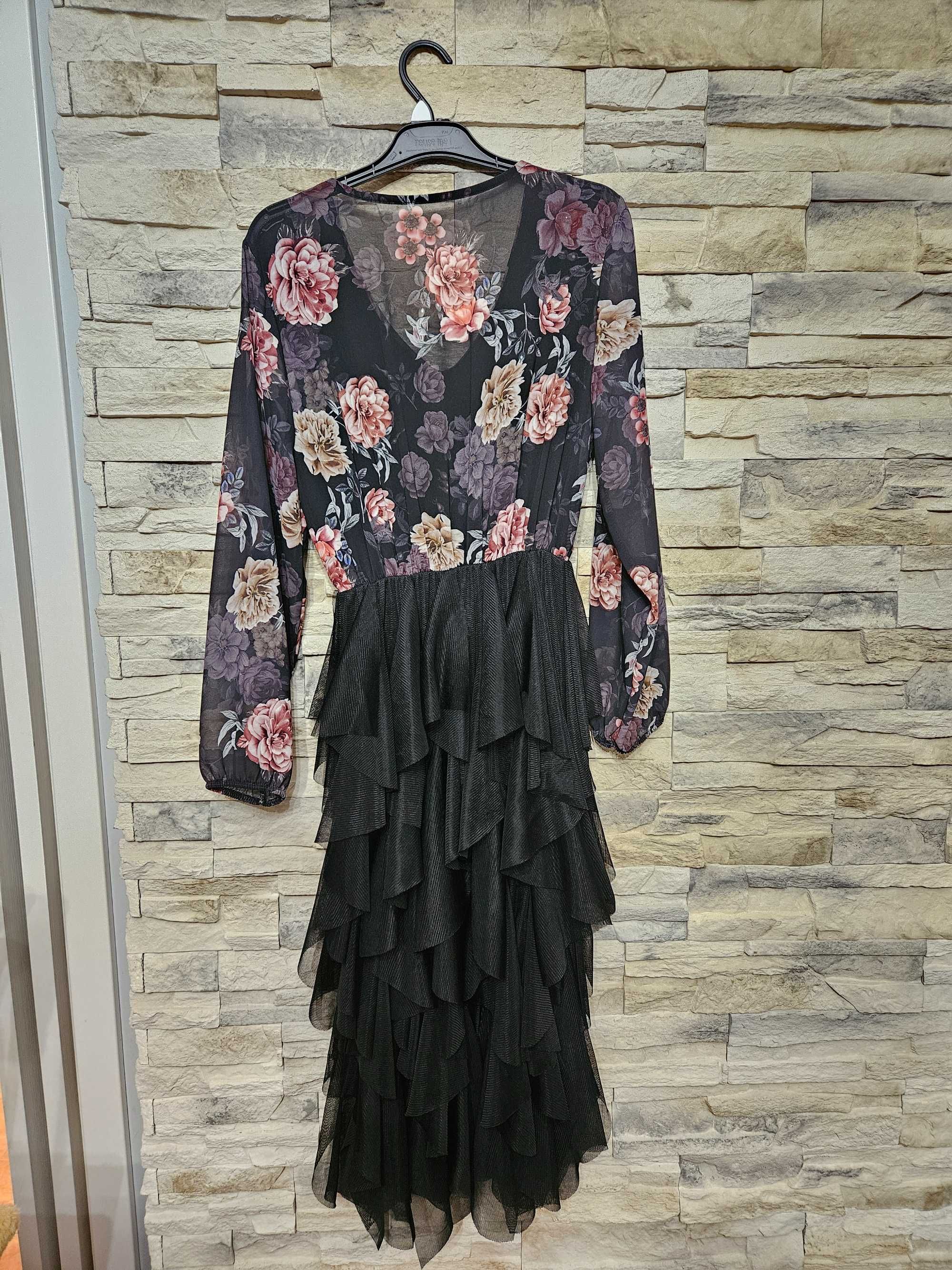 Czarna sukienka z kwiecistym wzorem