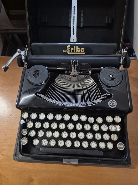 Zabytkowa,walizkowa maszyna do pisania.