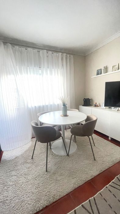 Mesa com cadeiras para vender até segunda