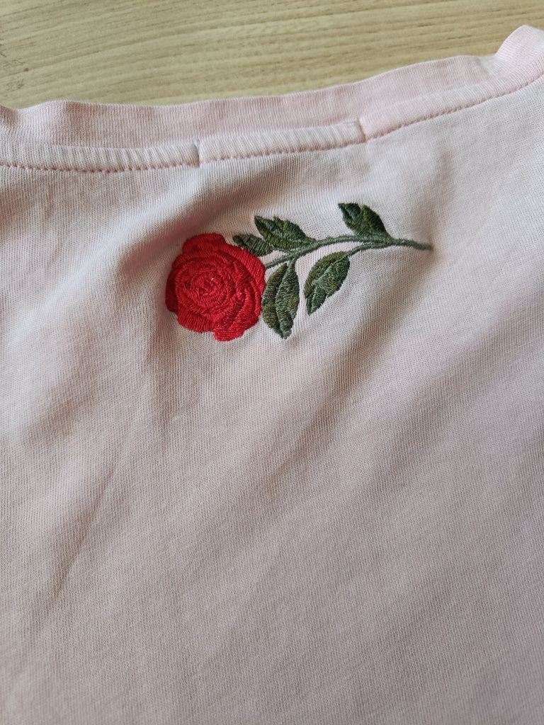 Różowy T-shirt z nadrukiem róży na plecach NA-KD XS