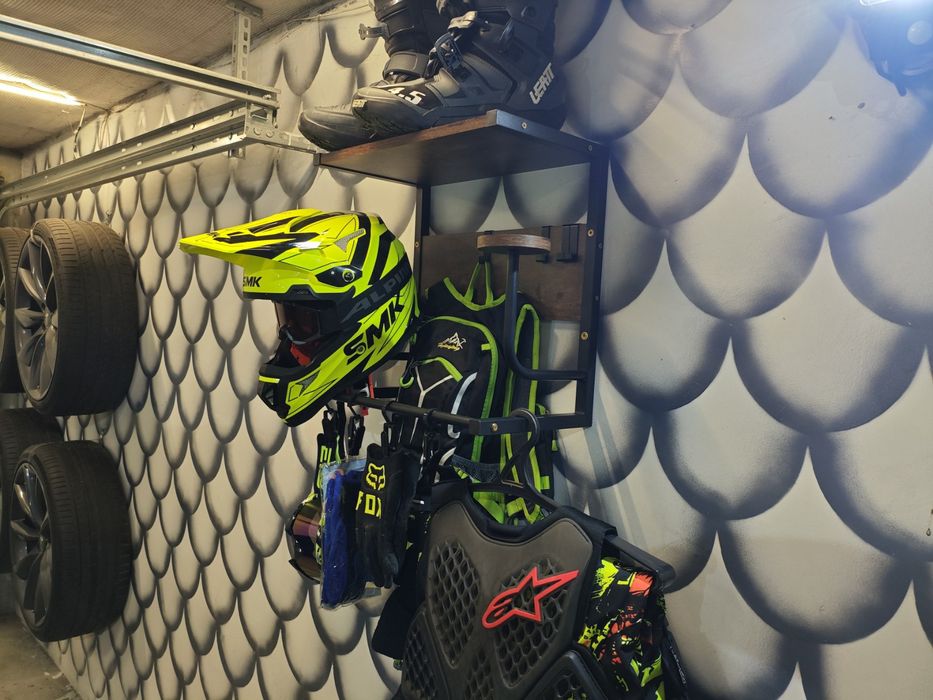 Вешалка для мотошлема и снаряжения