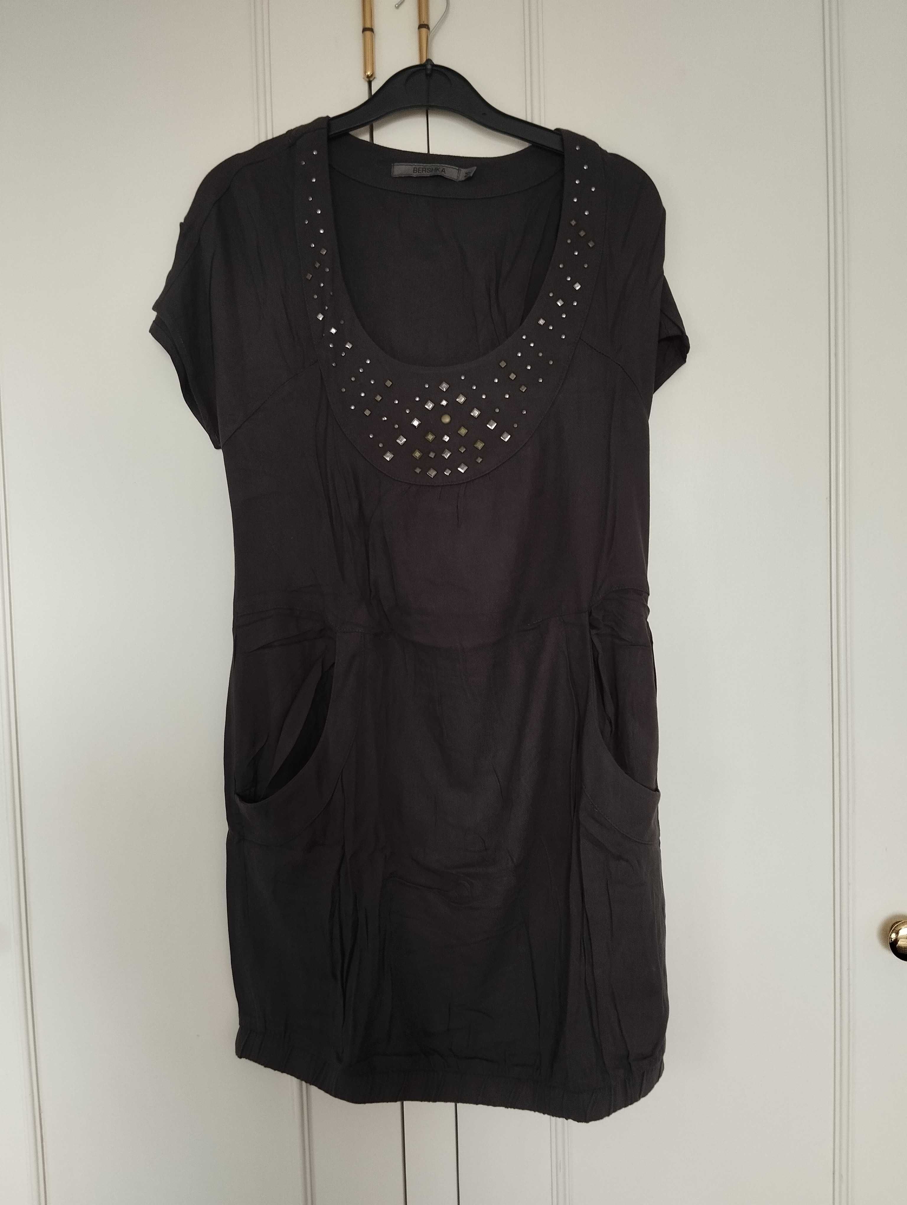 Vestido Bershka com aplicações metálicas