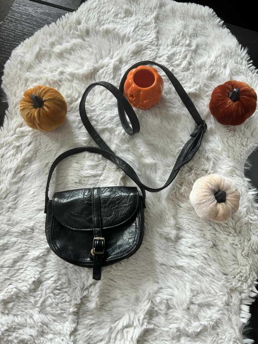 Czarna mini torebka - elegancka i stylowa