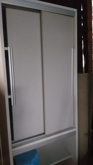 Szafa gospodarcz z drzwiami przesuwnym przelotowa.