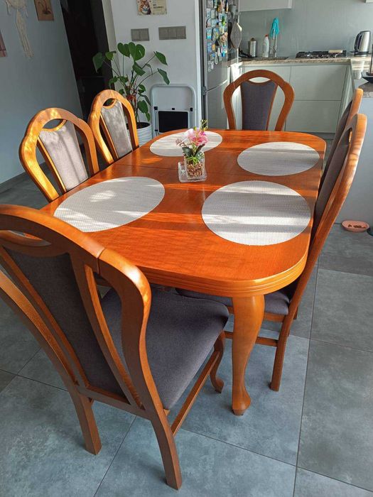 Stół i krzesła, komplet, 6 krzeseł, drewno naturalne, b. dobry stan