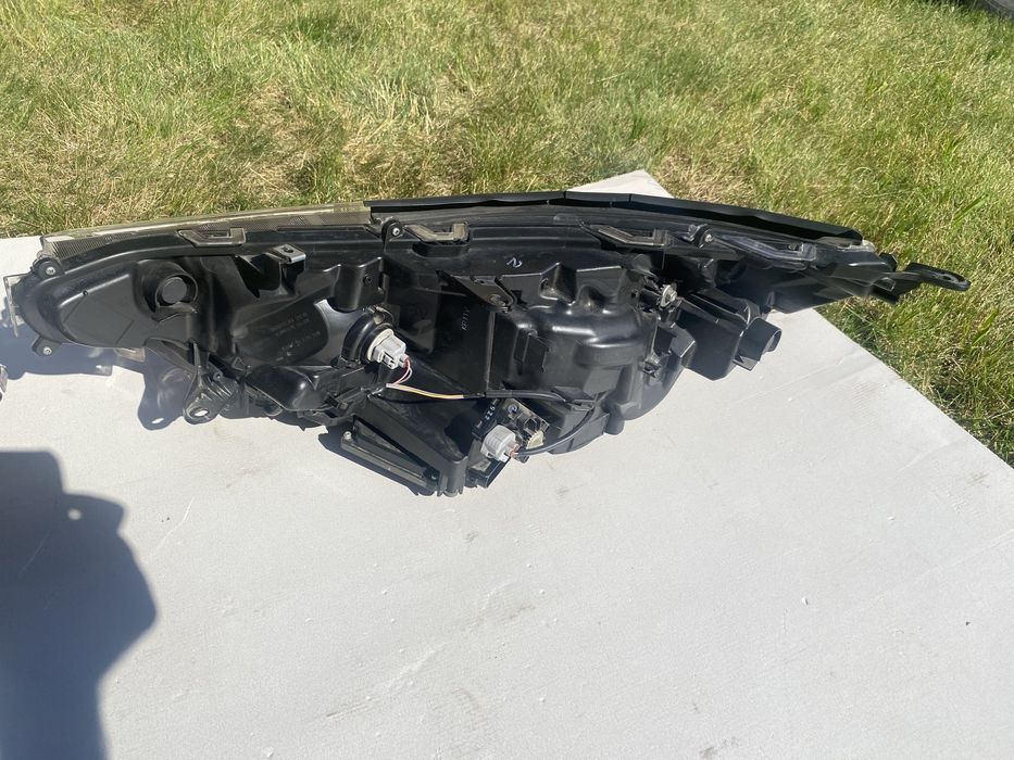 Lampa przednia Toyota Rav4 v 19 kompletna