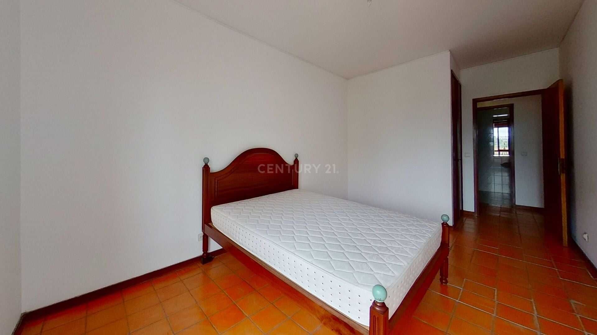 Cama de Casal com colchão ortopédico incluído