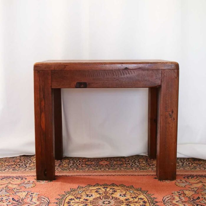 Mesa pequena rústica em madeira lisa