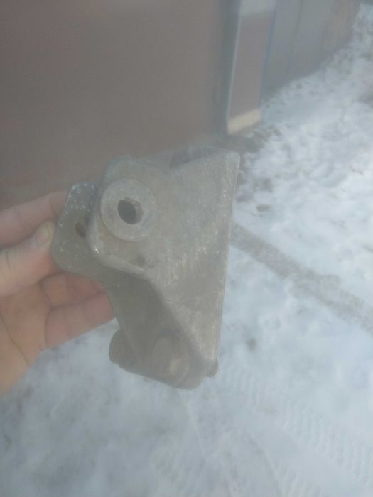 Продам кронштейн верхньої подушки двигуна Опель вектра б