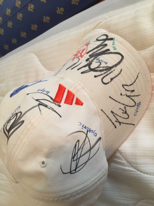 Boné de ténis da Adidas assinado por grandes nomes do circuito ATP