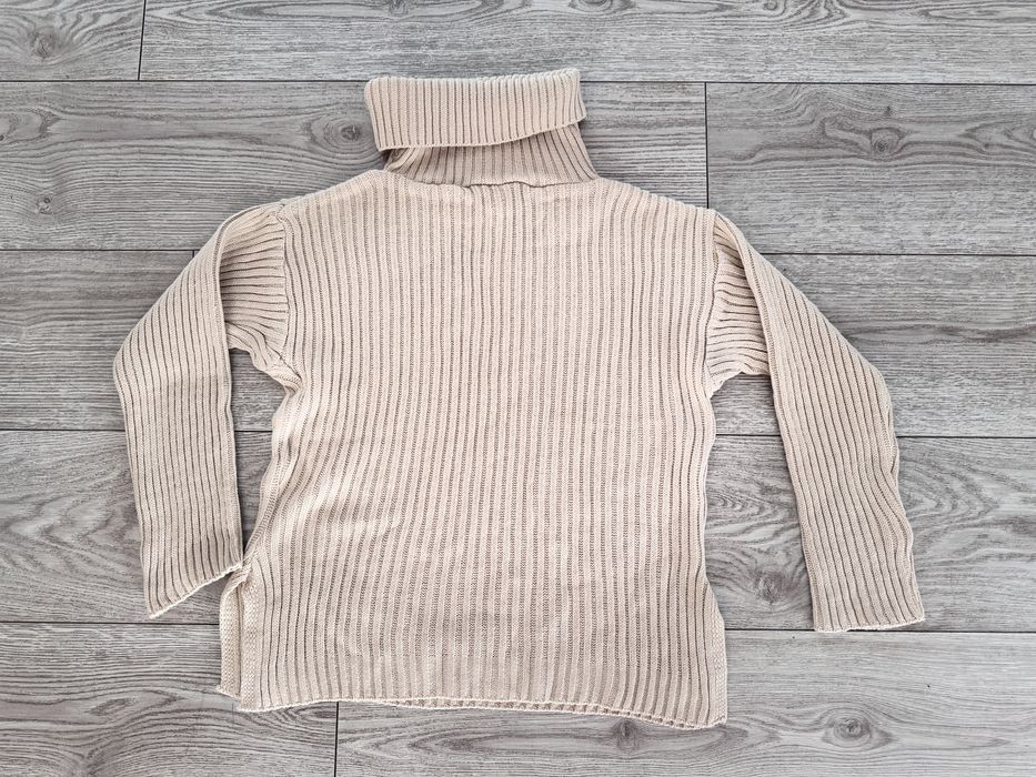 Cieply, beżowy sweter z golfem