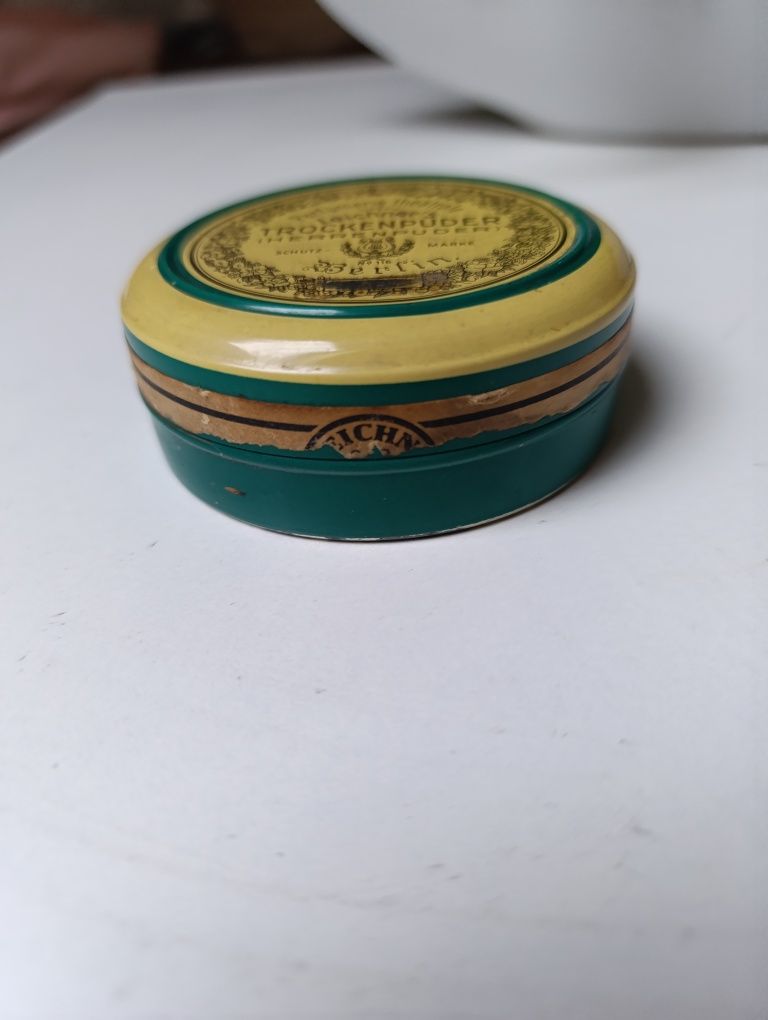 Zabytkowa puszka lata 40