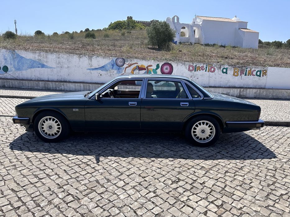 Jaguar sovering daimler xj40