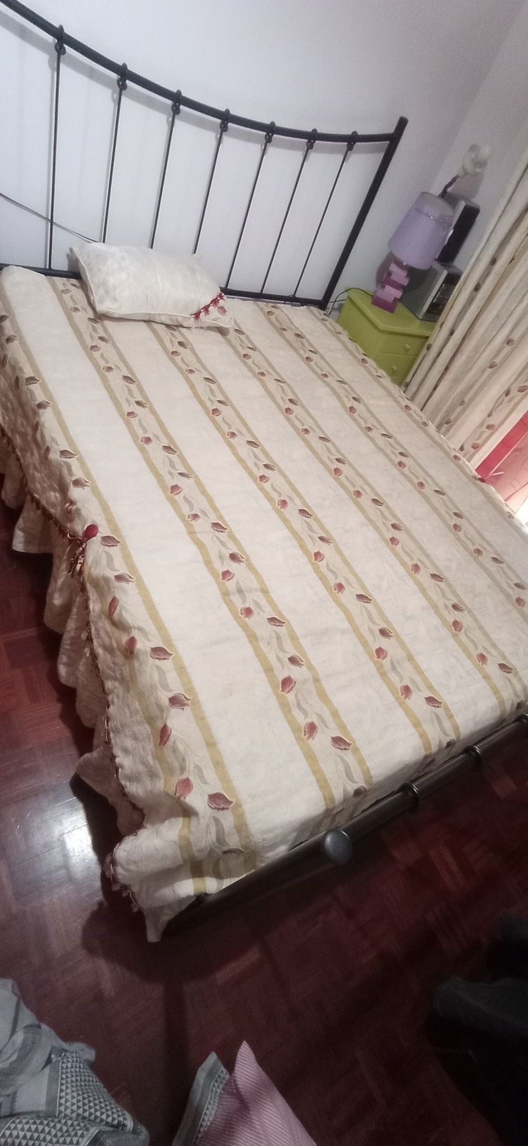 Conjunto edredom, almofadas, cortinado e sanefa