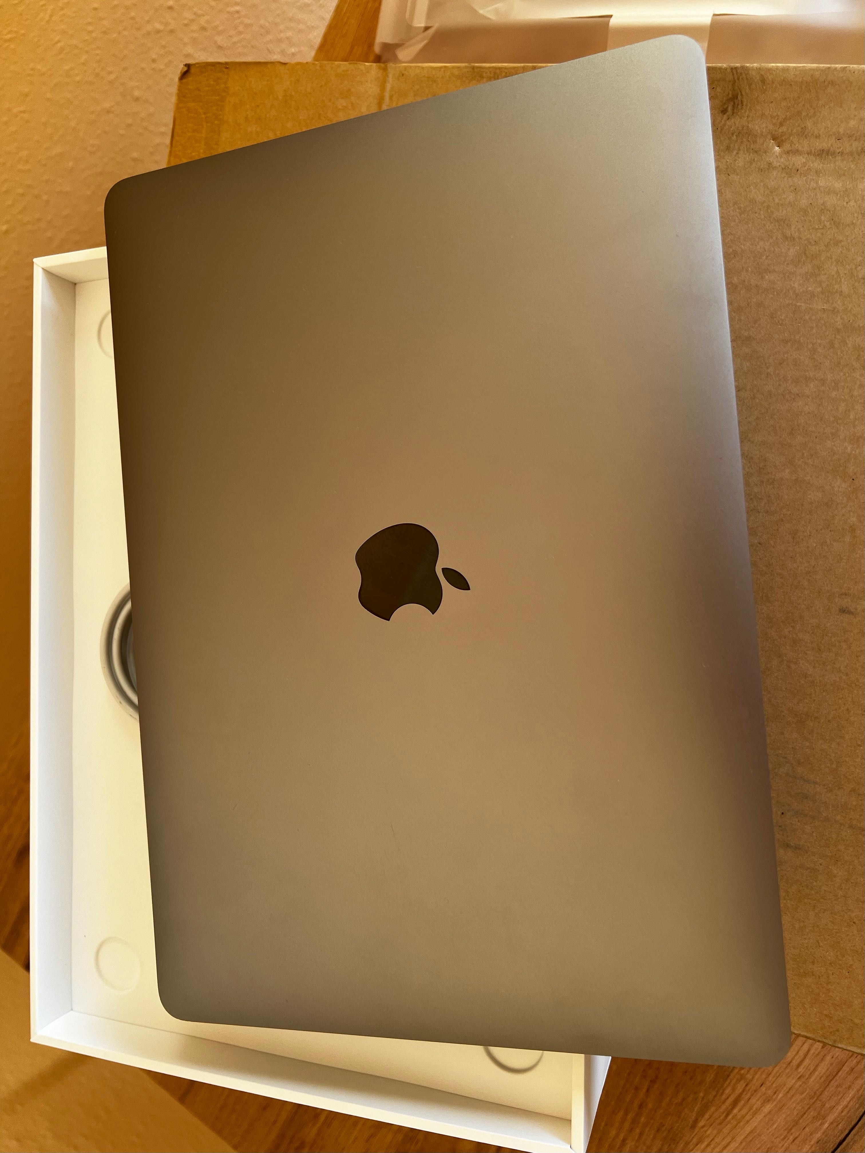 McBook Air 13-inch 8GB Memory 256GB SSD