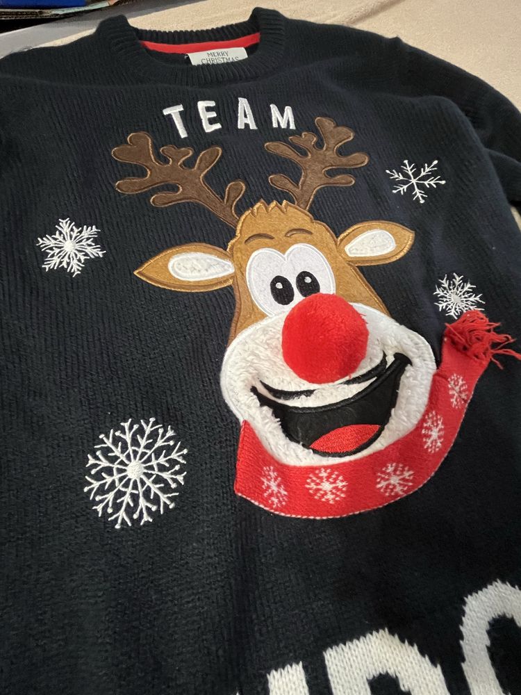 Sweter granatowy ciemny świąteczny z pomponem cieply