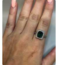 Шикарне срібне кольцо з зеленим каменем
