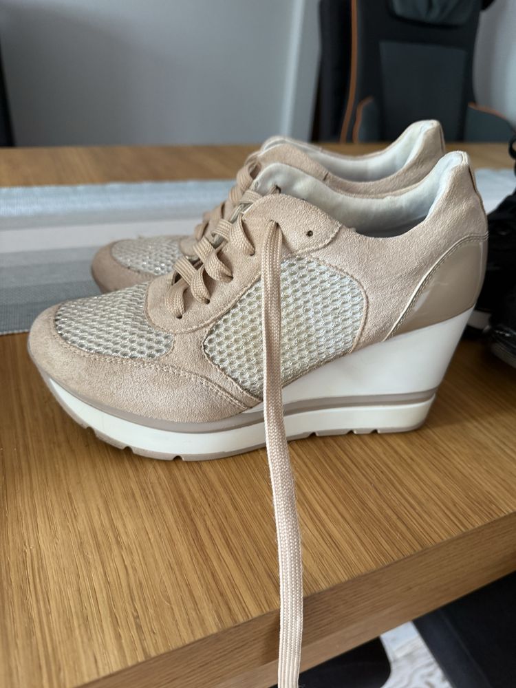 Adidasy na koturnie