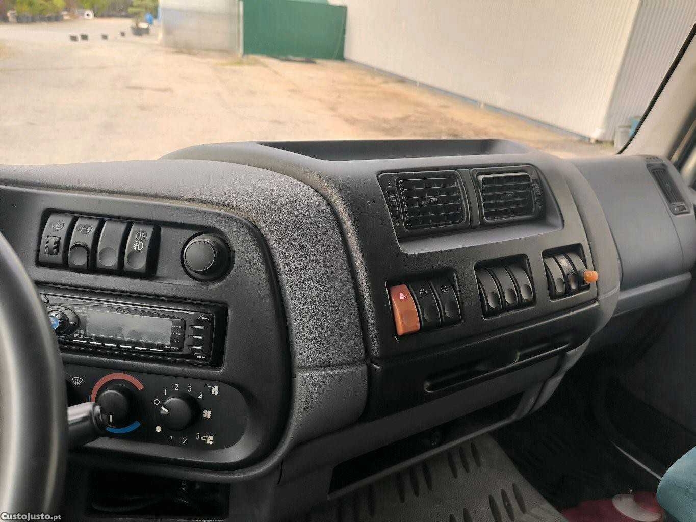 Camião DAF tribasculante com grua HIAB 122xs