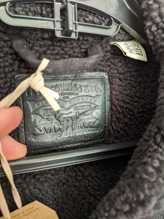 Casaco Levis preto com pêlo xs