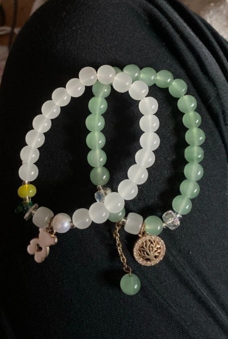 Pulseiras com contas de pedras novas