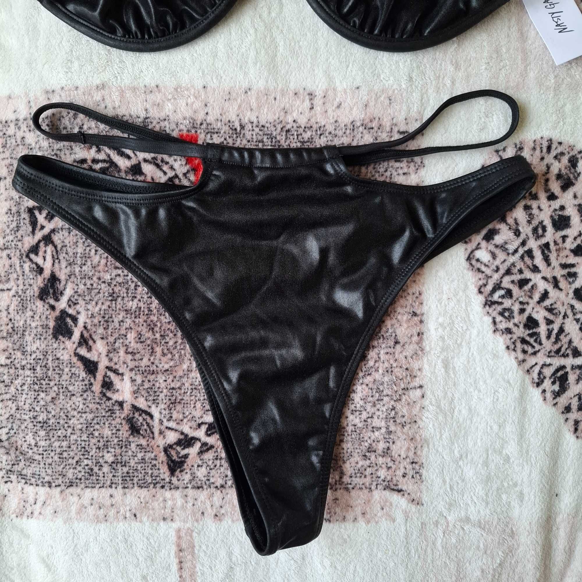 Czarny woskowany dwuczęśxiowy strój kąpielowy Nasty Gal