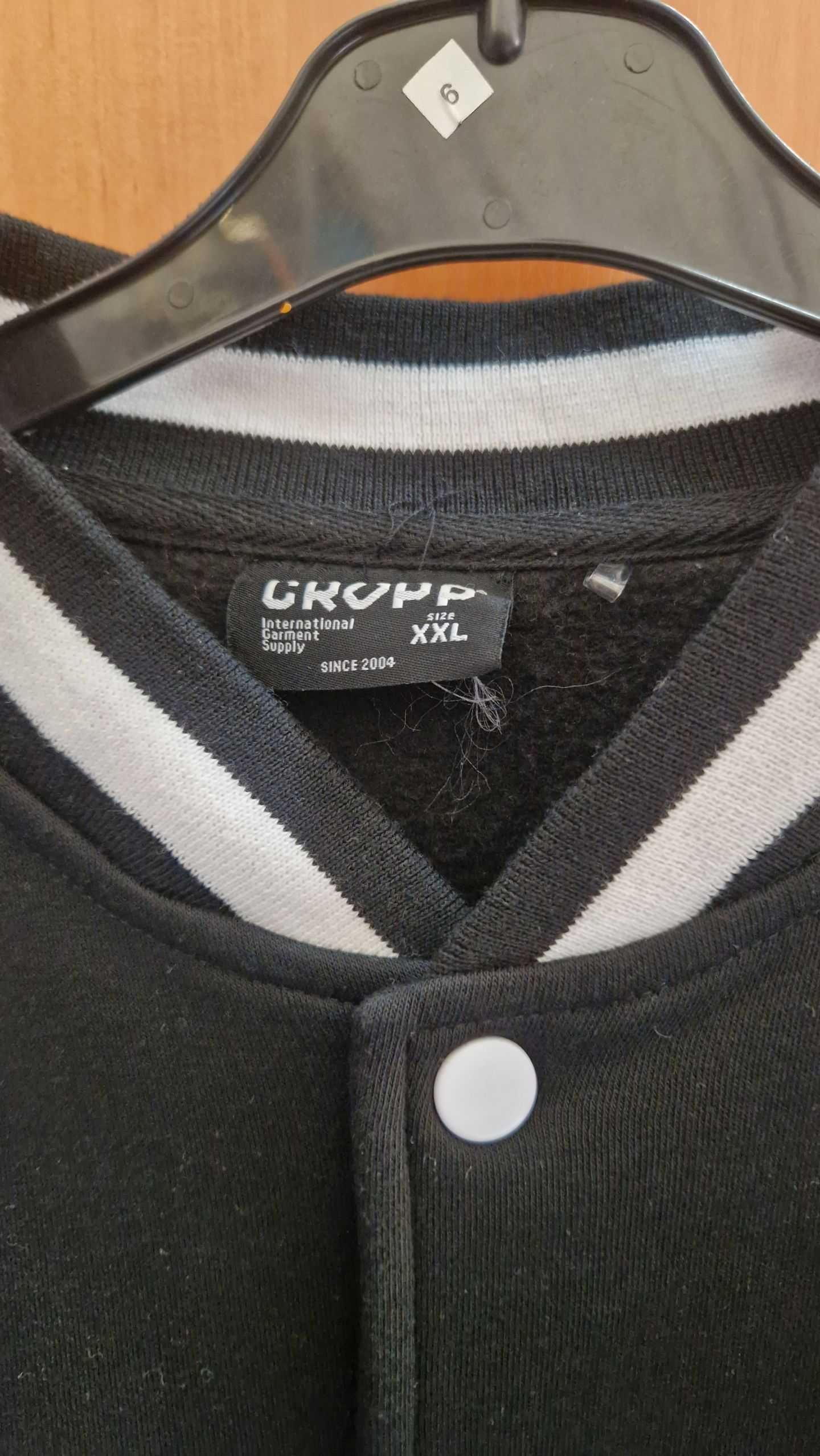 Cropp - Bluza bomber z haftem - XXL