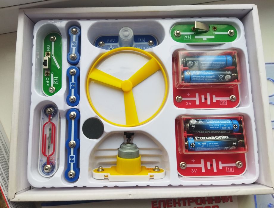 Электронный конструктор Знаток