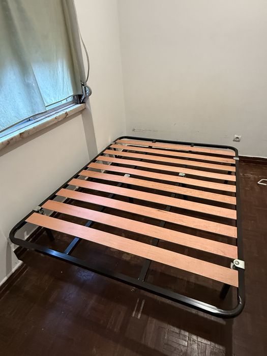 Estrado cama casal com pes em otimo estado