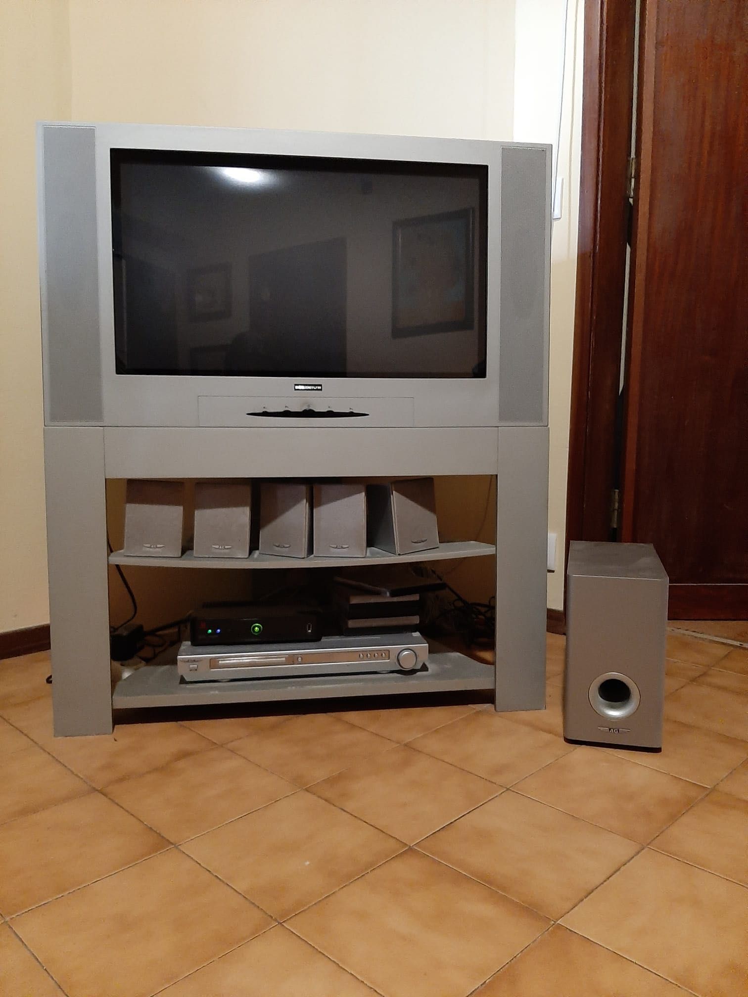 Tv com móvel integrado
