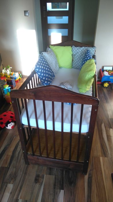 Łóżeczko dla dziecka z szufladą i pełnym wyposażeniem