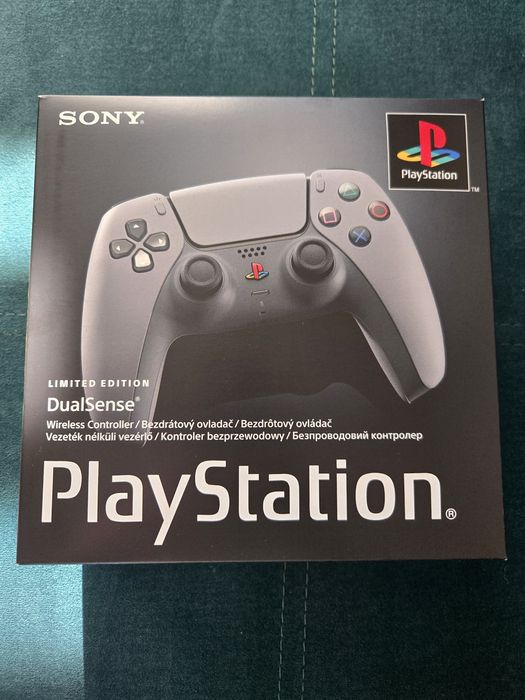 Kontroler Sony DualSense 30th Anniversary Edition.