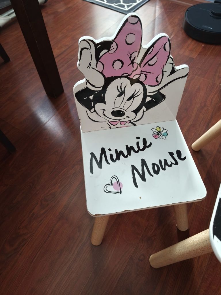 Sprzedam stolik z krzeslami myszka minnie Dla dzieci