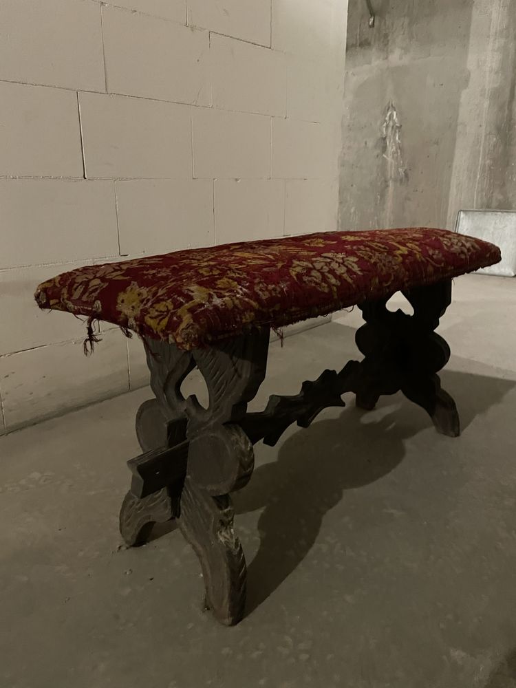 Zabytkowa tapicerowana ławka