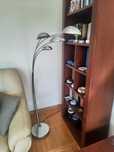 Lampa stojąca metalowa.