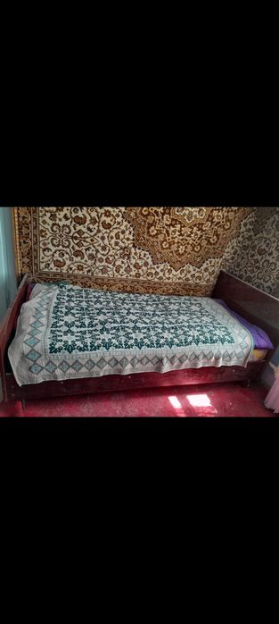 Ліжко односпальне, шафа недофарбована