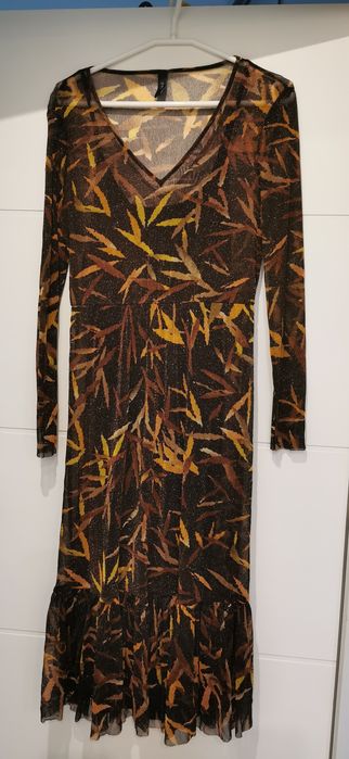 Piękna sukienka ze złotą nitką