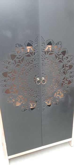 Komódka z ażurowymi drzwiami RATY