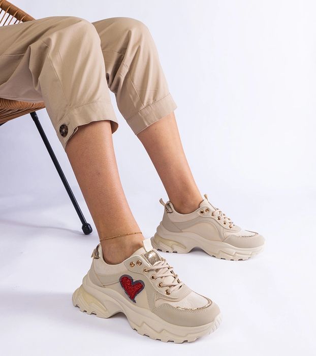 Beżowe sneakersy na platformie z serduszkiem Martineza
