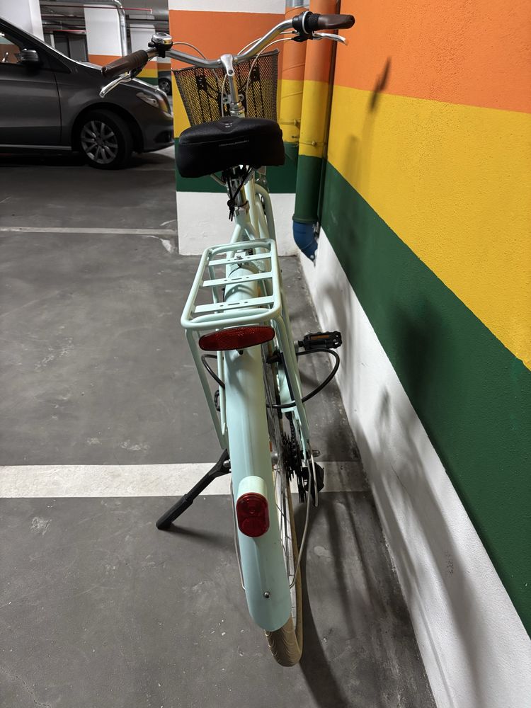 Bicicleta com cesto e mudanças