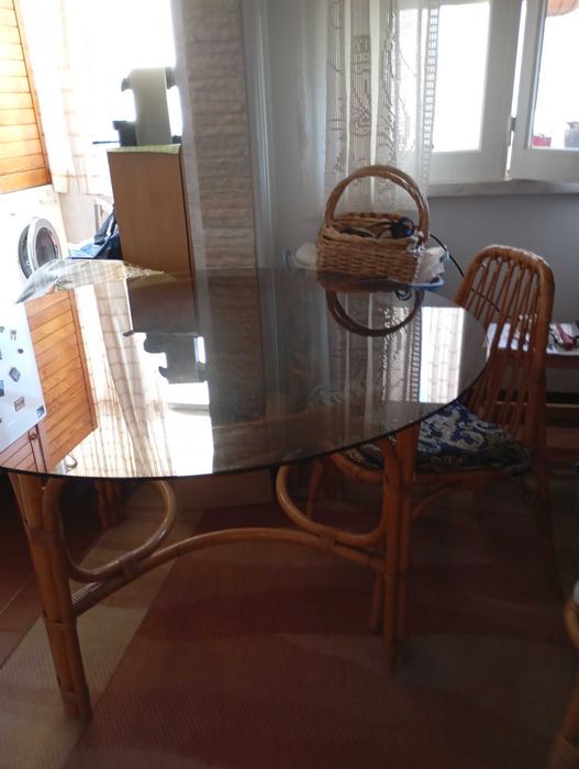 Sofá de 3 lugares, mesa, cadeiras em bambu