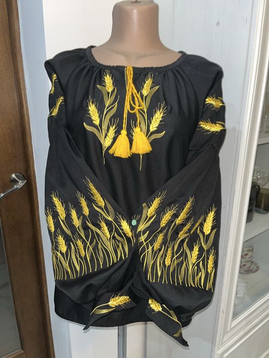 Великий розпродаж платтів і вишиванок