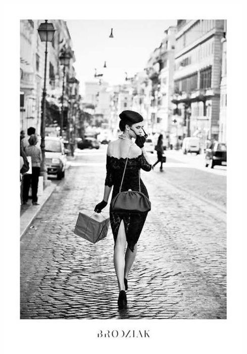 Plakat #02 | Kobieta z paczką | fot. Szymon Brodziak rozm. 70x100cm