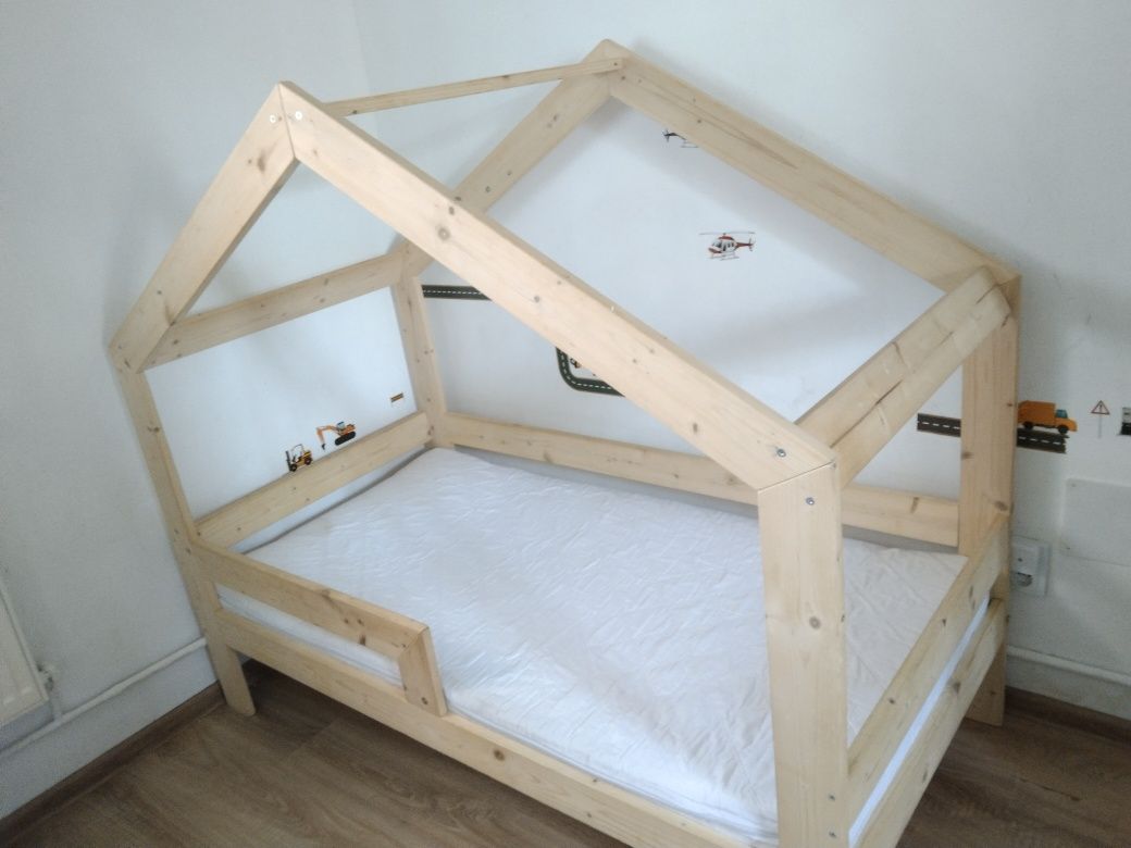 Łóżko domek 160 x 80  +materace /2szt
