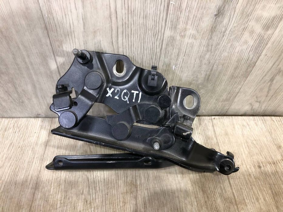 Петля капота левая Audi A3 (2012-2020 г.) кріплення капоту 8V0823301