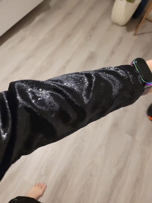 Czarna sukienka mini z cekinami błyszcząca