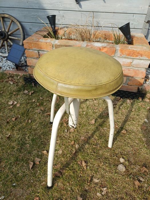 Stary taboret medyczny, lekarski, szpitalny metalowy obrotowy z PRL.
