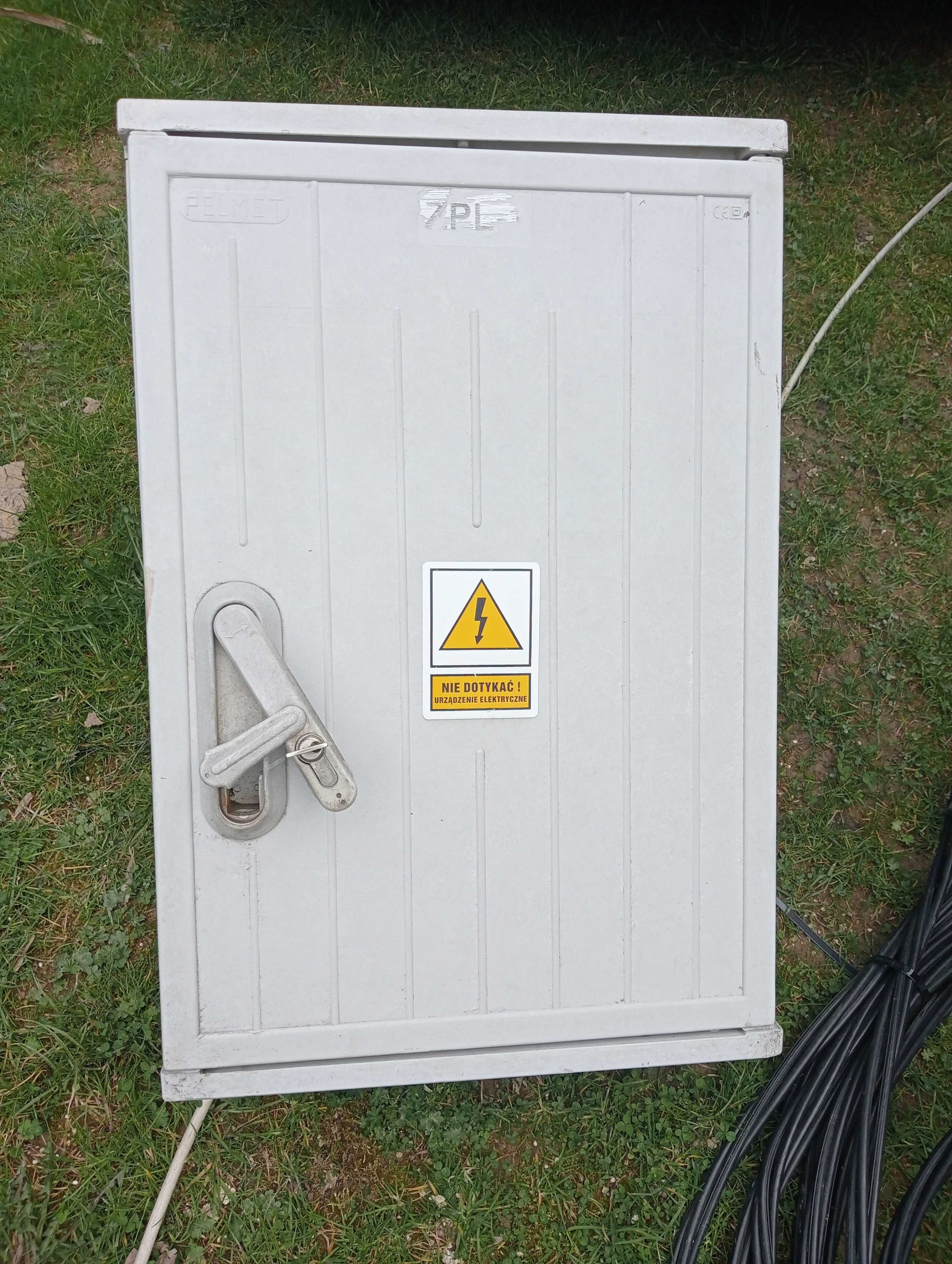 Skrzynka elektryczna i kabel napowietrzny
